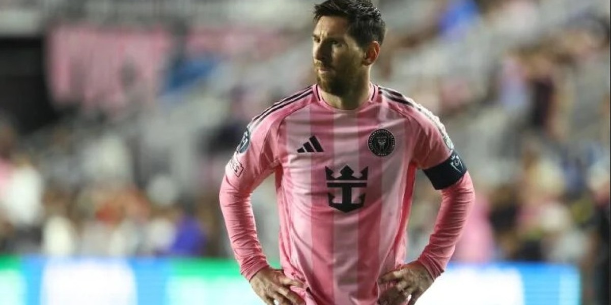 Lionel Messi strelil svoj 900. Gól v kariére, ale prekvapujúce vypadnutie z Ligy majstrov pokazilo jeho výnimočný večer.